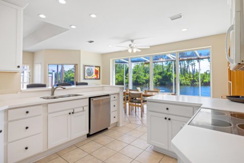 House in Panama City Beach, Florida 3 bedrooms, 151.99 sq.m. № 590214 - photo 1