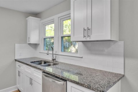 House in Lakeland, Florida 3 bedrooms, 118.73 sq.m. № 2210871 - photo 10