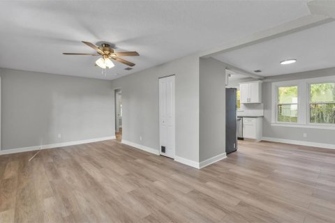 House in Lakeland, Florida 3 bedrooms, 118.73 sq.m. № 2210871 - photo 13