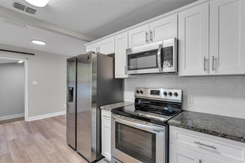 House in Lakeland, Florida 3 bedrooms, 118.73 sq.m. № 2210871 - photo 8