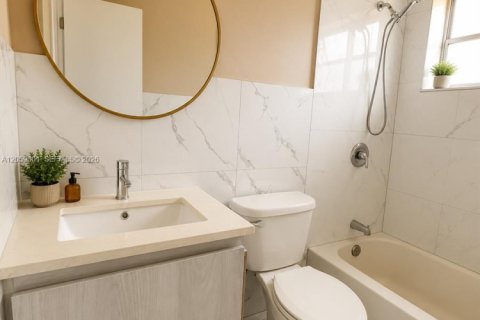 Villa ou maison à louer à Miami, Floride: 2 chambres, 73.02 m2 № 2169132 - photo 2