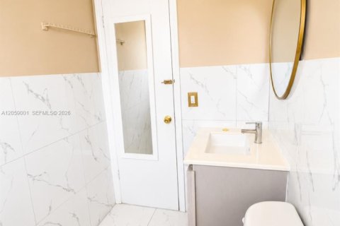 Villa ou maison à louer à Miami, Floride: 2 chambres, 73.02 m2 № 2169132 - photo 3