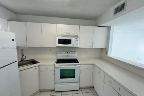 Condo in Hialeah, Florida, 2 bedrooms  № 1712288 - photo 5