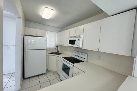 Condo in Hialeah, Florida, 2 bedrooms  № 1712288 - photo 6