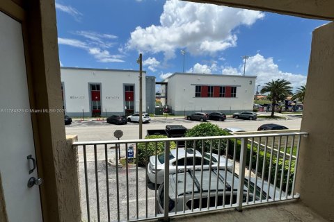 Condo in Hialeah, Florida, 2 bedrooms  № 1712288 - photo 17