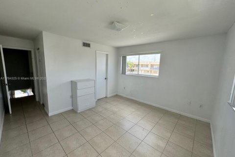 Condo in Hialeah, Florida, 2 bedrooms  № 1712288 - photo 14