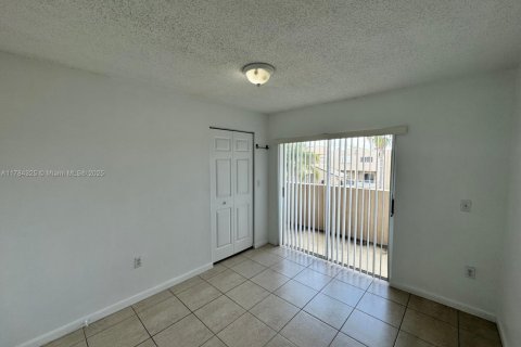 Condo in Hialeah, Florida, 2 bedrooms  № 1712288 - photo 19