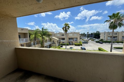 Condo in Hialeah, Florida, 2 bedrooms  № 1712288 - photo 16