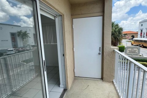 Condo in Hialeah, Florida, 2 bedrooms  № 1712288 - photo 10