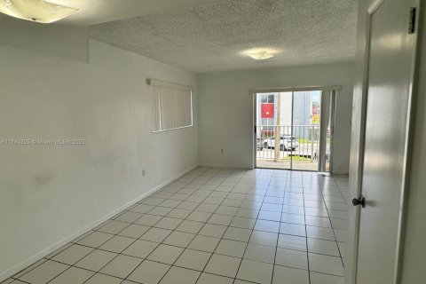 Condo in Hialeah, Florida, 2 bedrooms  № 1712288 - photo 4