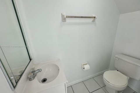 Condo in Hialeah, Florida, 2 bedrooms  № 1712288 - photo 9