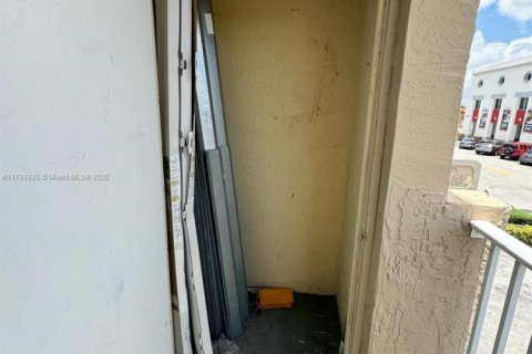 Condo in Hialeah, Florida, 2 bedrooms  № 1712288 - photo 11