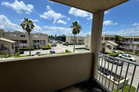 Condo in Hialeah, Florida, 2 bedrooms  № 1712288 - photo 21