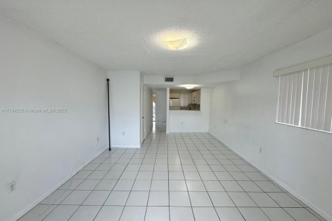 Condo in Hialeah, Florida, 2 bedrooms  № 1712288 - photo 8