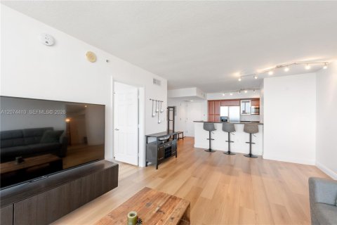Condo in Miami, Florida, 1 bedroom № 2313779 - photo 4