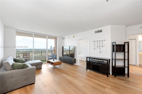 Condo in Miami, Florida, 1 bedroom № 2313779 - photo 2
