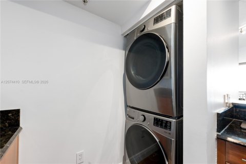 Condo in Miami, Florida, 1 bedroom № 2313779 - photo 9