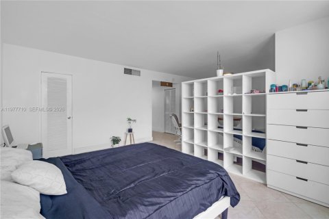 Condo in Miami Beach, Florida  № 2041743 - photo 15