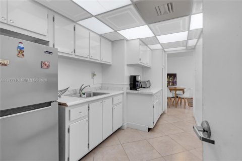 Condo in Miami Beach, Florida  № 2041743 - photo 17