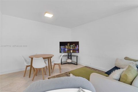 Condo in Miami Beach, Florida  № 2041743 - photo 9