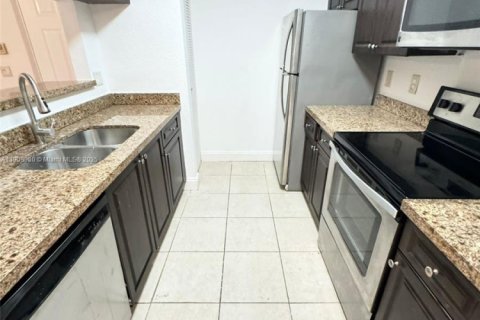 Снять в аренду кондоминиум в Уэст-Палм-Бич, Флорида 2 спальни, 84.91м2, № 1966732 - фото 1