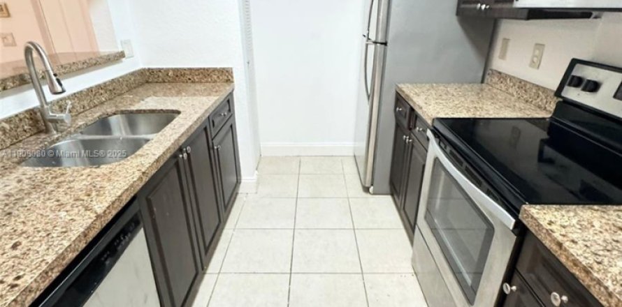 Кондоминиум с 2 спальнями в Уэст-Палм-Бич, Флорида № 1966732