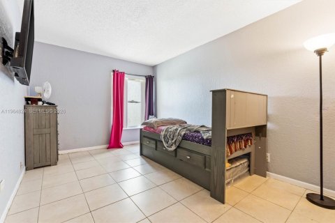 Townhouse in Lauderhill, Florida 3 bedrooms, 190.45 sq.m. № 2026097 - photo 14