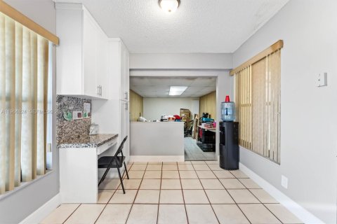 Townhouse in Lauderhill, Florida 3 bedrooms, 190.45 sq.m. № 2026097 - photo 3