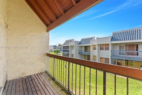 Townhouse in Lauderhill, Florida 3 bedrooms, 190.45 sq.m. № 2026097 - photo 20