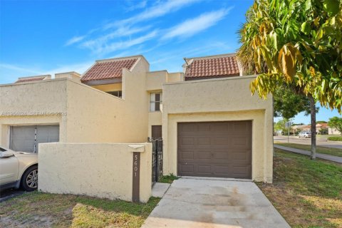 Townhouse in Lauderhill, Florida 3 bedrooms, 190.45 sq.m. № 2026097