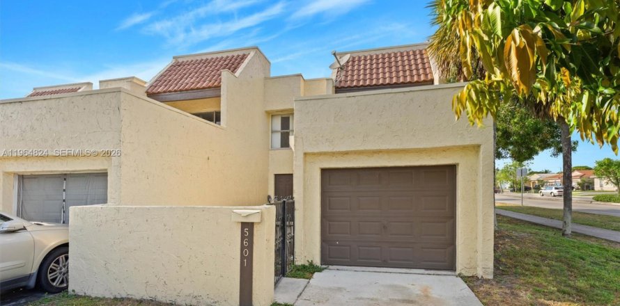 Townhouse in Lauderhill, Florida 3 bedrooms, 190.45 sq.m. № 2026097