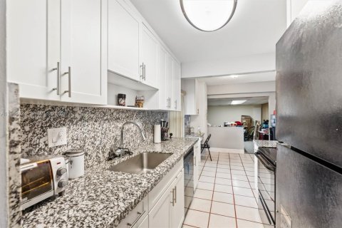 Townhouse in Lauderhill, Florida 3 bedrooms, 190.45 sq.m. № 2026097 - photo 2