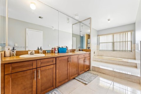 Townhouse in Lauderhill, Florida 3 bedrooms, 190.45 sq.m. № 2026097 - photo 11