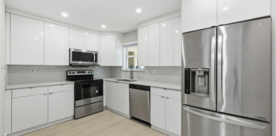 Дом в Майами, Флорида 3 спальни, 167.22м2 № 1973036