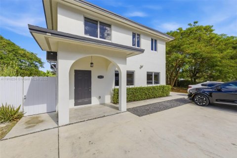 Снять в аренду виллу или дом в Майами, Флорида 3 спальни, 167.22м2, № 1973036 - фото 2