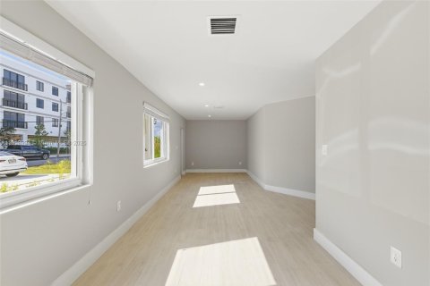 Снять в аренду виллу или дом в Майами, Флорида 3 спальни, 167.22м2, № 1973036 - фото 16