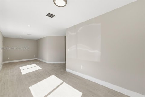 Снять в аренду виллу или дом в Майами, Флорида 3 спальни, 167.22м2, № 1973036 - фото 15