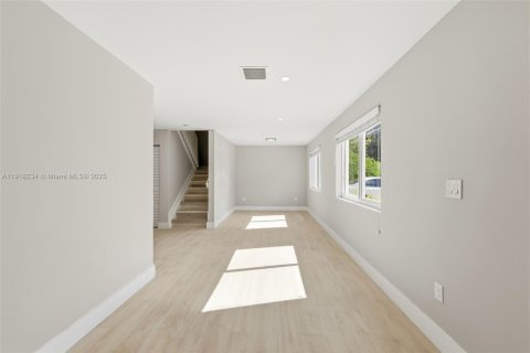 Снять в аренду виллу или дом в Майами, Флорида 3 спальни, 167.22м2, № 1973036 - фото 3