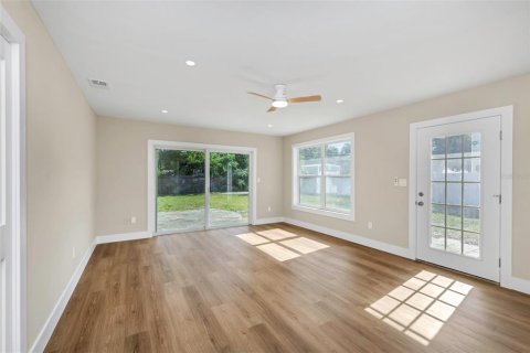 House in Saint Petersburg, Florida 3 bedrooms, 147.71 sq.m. № 2221341 - photo 25