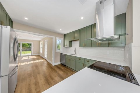 House in Saint Petersburg, Florida 3 bedrooms, 147.71 sq.m. № 2221341 - photo 10