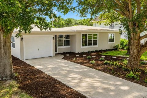 House in Saint Petersburg, Florida 3 bedrooms, 147.71 sq.m. № 2221341 - photo 3