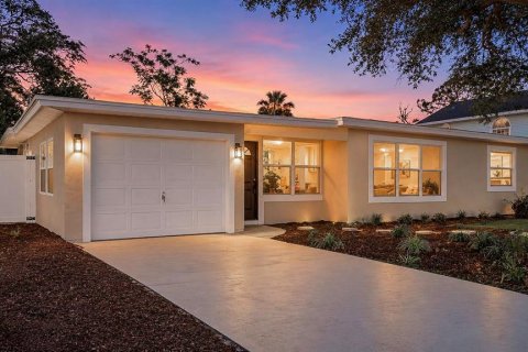 House in Saint Petersburg, Florida 3 bedrooms, 147.71 sq.m. № 2221341