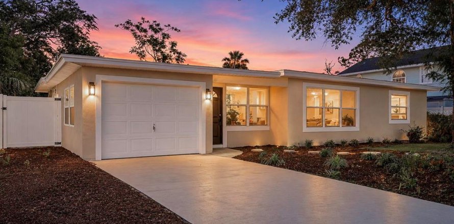 House in Saint Petersburg, Florida 3 bedrooms, 147.71 sq.m. № 2221341