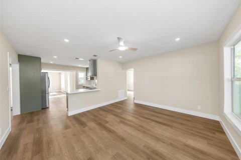 House in Saint Petersburg, Florida 3 bedrooms, 147.71 sq.m. № 2221341 - photo 14