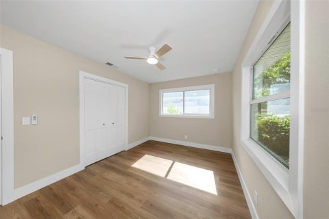 House in Saint Petersburg, Florida 3 bedrooms, 147.71 sq.m. № 2221341 - photo 19