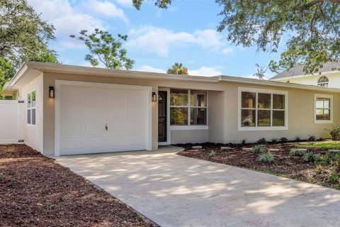 House in Saint Petersburg, Florida 3 bedrooms, 147.71 sq.m. № 2221341 - photo 2