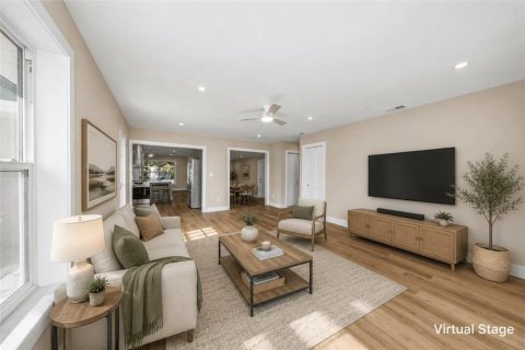 House in Saint Petersburg, Florida 3 bedrooms, 147.71 sq.m. № 2221341 - photo 6