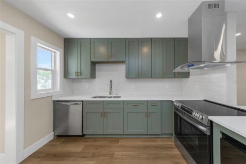 House in Saint Petersburg, Florida 3 bedrooms, 147.71 sq.m. № 2221341 - photo 12