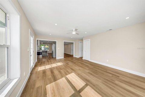 House in Saint Petersburg, Florida 3 bedrooms, 147.71 sq.m. № 2221341 - photo 7