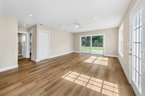 House in Saint Petersburg, Florida 3 bedrooms, 147.71 sq.m. № 2221341 - photo 27